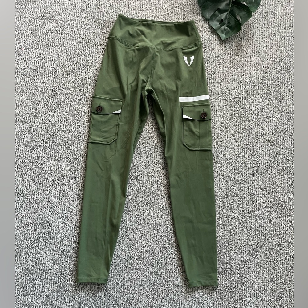 NWOT Firmabs Cargo Style Leggings Size M